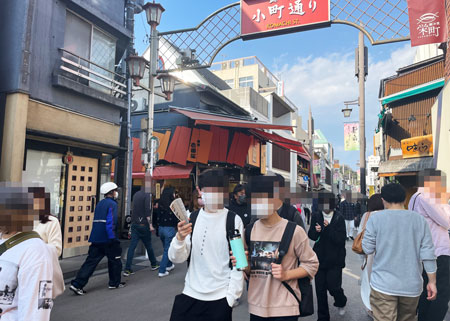 鎌倉⼩町通り角から2軒目の路⾯店︕<br>
このエリアではなかなか出ない⼩規模店舗︕