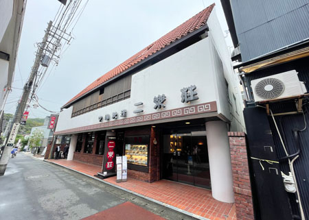 鎌倉⼩町通りから2軒目の1階！<br>
このエリアでは貴重な飲⾷店可能な⼩型店舗︕