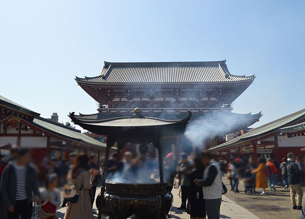 にぎわう浅草寺