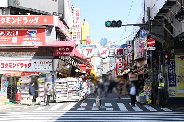 アメ横入口（御徒町駅寄り）