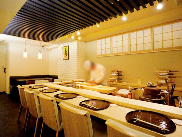 高単価店の出店も可能なエリア！<br />
白木のカウンターが特徴的な寿司屋居抜き