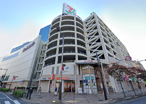 赤羽駅西口ロータリーにある大型商業施設内１階店舗