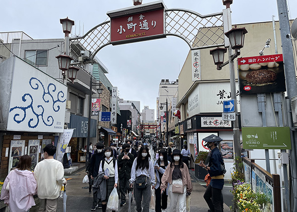 ⼈通りの絶えない鎌倉⼩町通りから2軒目の1階路⾯店︕⾯積プランも相談可能！