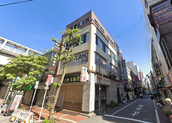 上野御徒町中央通りに面する視認性の良い角ビル 年中人通りの多い立地のため、高い集客力が見込める飲食店での開業も可能な店舗物件