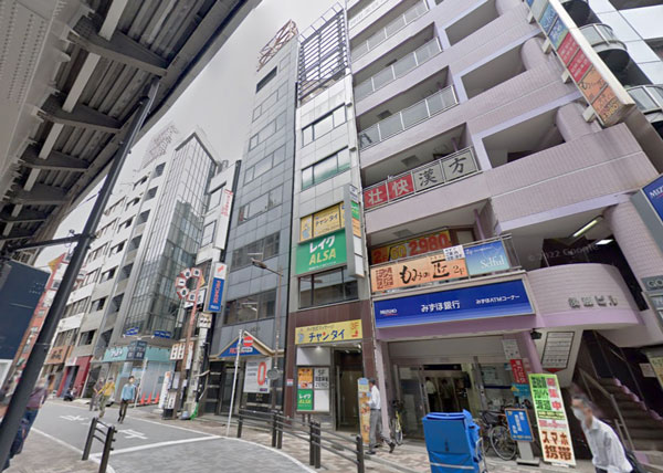 神田駅東口から即視認のできる路面店舗物件！常に人の流れがある場所のため、高い集客力が期待できる物件 飲食店での開業も相談可能