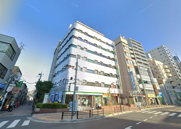 武蔵小金井駅の東口目の前に位置する角地ビル 近くにはロータリーなどもあり、常に人通りが多い立地の物件