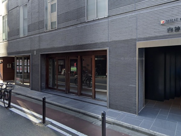 神田駅近くの1階路面店舗。スケルトンでプロパンガスや専有部分に男女別トイレあり。重飲食も可能。